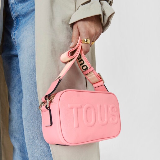 תיק צד TOUS La Rue בסגנון כתבים בצבע ורוד