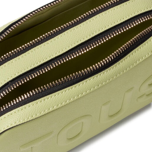 حقيبة مُراسِل بحزام يلتف حول الجسم باللون الأخضر من تشكيلة TOUS La Rue New
