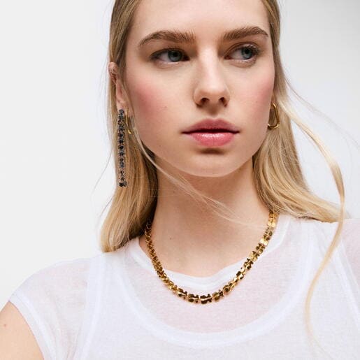 عِقد قصير من الصُلب بحليات على شكل دبدوب باللون الذهبي من تشكيلة TOUS Carrusel