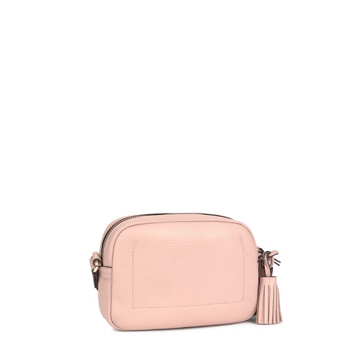 TOUS small crossbody bag from the Leissa collection in pale pink-colored  die-cut leather. Zipper closure. Adjustable crossbody strap. Flat interior  pocket. The crossbody bag includes a red decorative pendant. Handbag  measurement: 15.5 x 21 x 7 cm. |