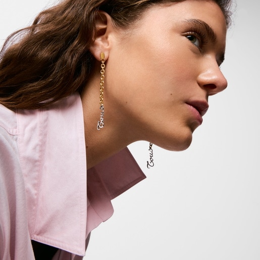 أقراط طويلة من الصُلب بدرجتَي لون من تشكيلة TOUS Charming