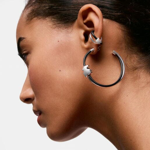 スターリングシルバーとブラックラバーのベアモチーフが付いたイヤーカフ TOUS Bold Motif。イヤーカフのサイズ：16mm。