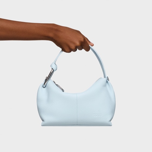 حقيبة بحزام يلتف حول الجسم باللون الأزرق السماوي من تشكيلة TOUS Hold