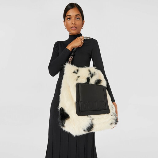 حقيبة كتف كبيرة باللونين الأسود والأبيض من تشكيلة TOUS Empire Fur