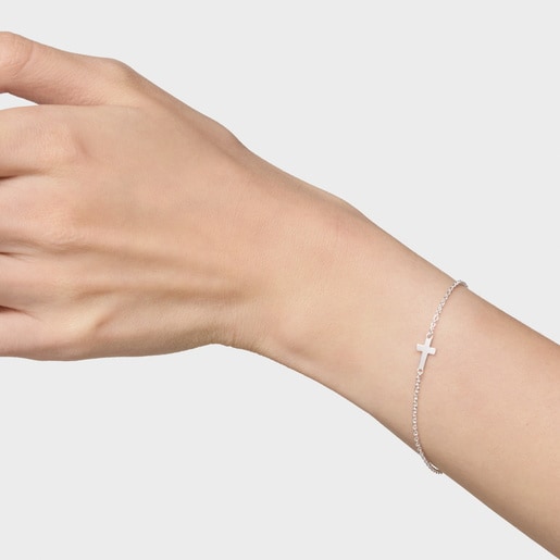 سوار بسلسلة من الفضة مرصّع بحليات على شكل صليب من تشكيلة TOUS Motifs