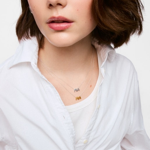 عِقد مزدوج بدرجتَي لون مُرصّع بحليات من تشكيلة TOUS Mama