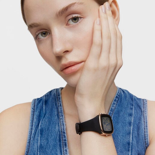 Digitálne hodinky s čiernym silikónovým remienkom a puzdrom z ocele IPRG ružovej farby TOUS B-Time