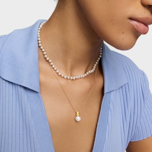 عِقد قصير من الذهب مقاس 7 مم مرصّع بلؤلؤ مستنبت ومزين بحلية على شكل دبدوب من تشكيلة Sweet Dolls