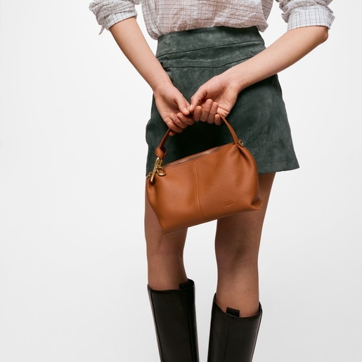 حقيبة بحزام يلتف حول الجسم باللون الجملي من تشكيلة TOUS Hold