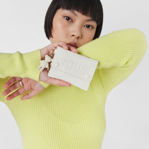 ベージュのエンベロープ型キーホルダー TOUS La Rue