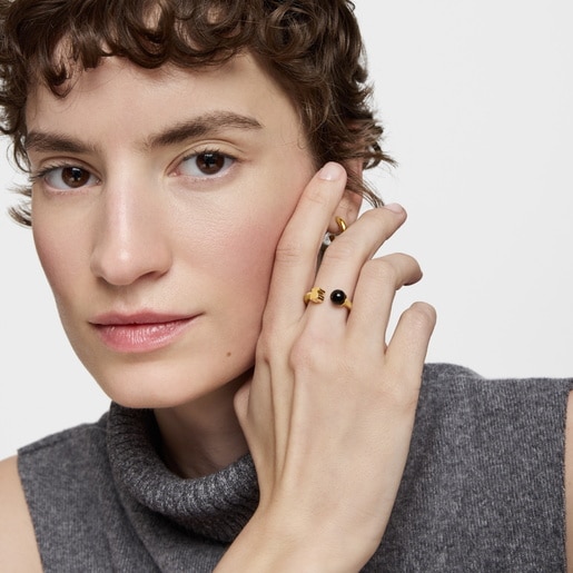 טבעת פתוחה Icon Mesh מפלדה בצבע מוזהב בשילוב אבן אוניקס