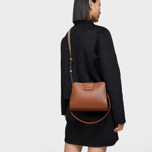 حقيبة واسعة صغيرة الحجم باللون الجملي من تشكيلة TOUS Kaos Icon