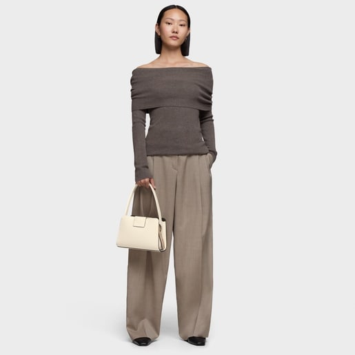 حقيبة واسعة صغيرة الحجم باللون الرملي من تشكيلة TOUS Kaos Icon