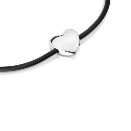 عِقد من الفضة الإسترلينية من TOUS مُزيّن بحلية على شكل قلب من المطاط الأسود من تشكيلة Bold Motif. طول القلادة: 45 سم. مقاس الحِلية: 24 مم. قفل بمشبك مزدوج.