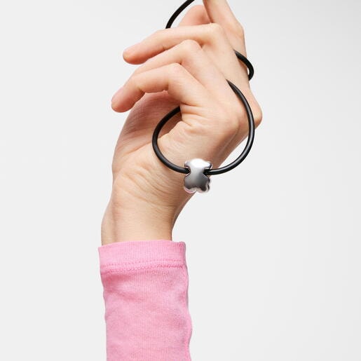 عِقد من الفضة الإسترلينية من TOUS مُزيّن بحلية على شكل دبدوب من المطاط الأسود من تشكيلة Bold Motif. طول القلادة: 45 سم. مقاس الحِلية: 18 مم. قفل بمشبك مزدوج.