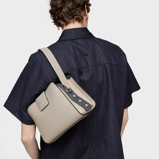 حقيبة واسعة صغيرة الحجم باللون الرمادي الداكن من تشكيلة TOUS Kaos Icon