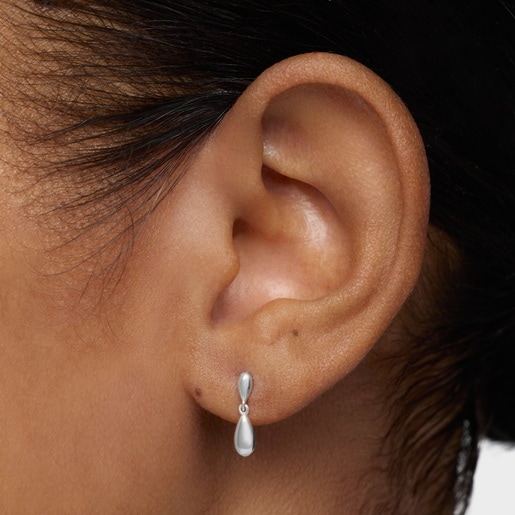 ティアドロップモチーフを添えたシルバーのロングピアス TOUS Motif