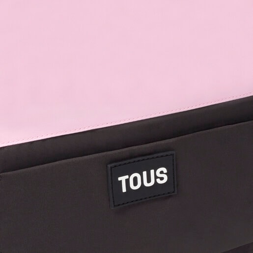 حقيبة بحزام يلتف حول الجسم باللون الوردي من تشكيلة TOUS Cushion