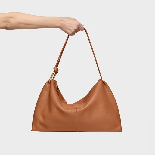 حقيبة كتف باللون الجملي من تشكيلة TOUS Hold