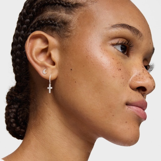 十字架モチーフを添えたシルバーのフープピアス TOUS Motif