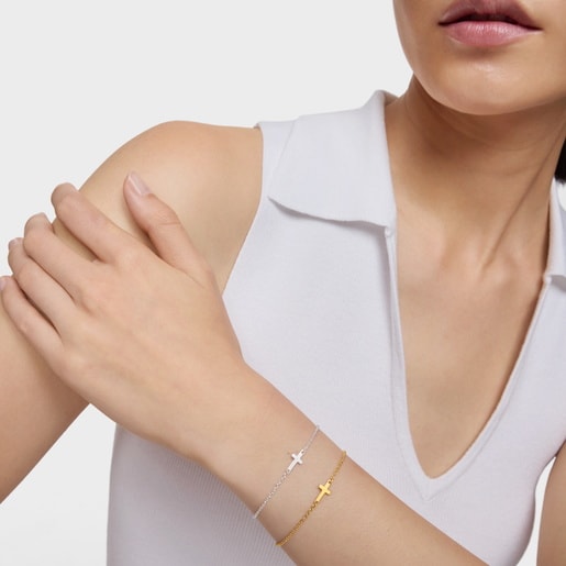 سوار بسلسلة من الفضة مرصّع بحليات على شكل صليب من تشكيلة TOUS Motifs