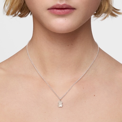 عقد قصير من الفضة مزيّن بحلية على شكل دبدوب من عرق اللؤلؤ من تشكيلة TOUS Icon Color