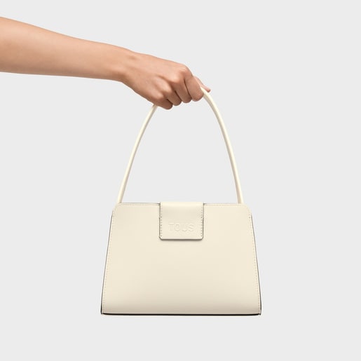 حقيبة واسعة صغيرة الحجم باللون الرملي من تشكيلة TOUS Kaos Icon