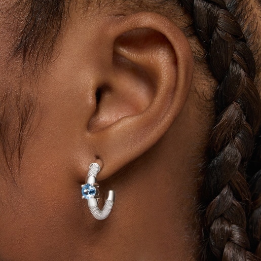 أقراط طوقية من الفضة والإسبنيل مُصنعة في المختبر من تشكيلة TOUS Mesh LGG