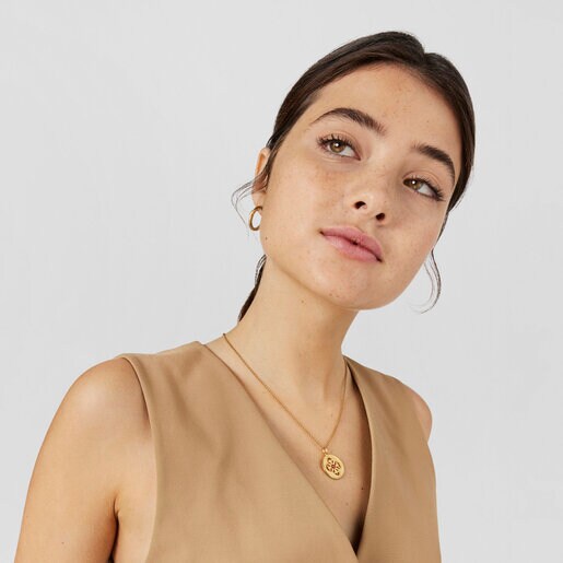 Medalla corona flor de lis con baño de oro 18 kt sobre plata y rubí Tamara Falcó X TOUS