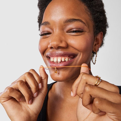 שרשרת מג'יק נייצ'ר עם קרנליאן וחוט כתום.