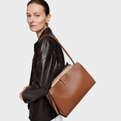 حقيبة واسعة متوسطة الحجم باللون الجملي من تشكيلة TOUS Kaos Icon