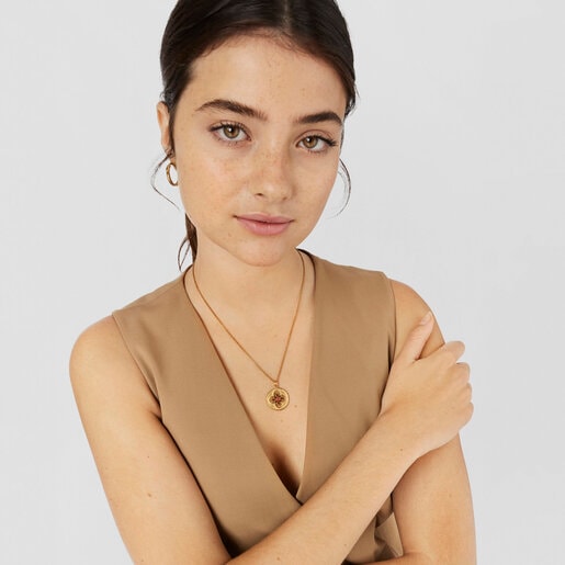 Medalla corona flor de lis con baño de oro 18 kt sobre plata y rubí Tamara Falcó X TOUS