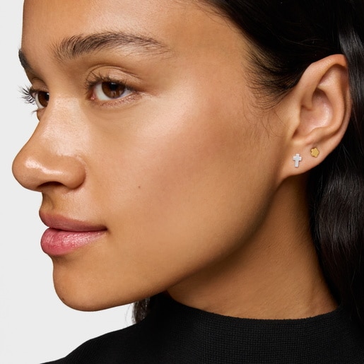 十字架モチーフを添えたシルバーのピアス TOUS Motif