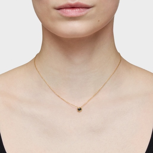 عِقد قصير من الفضة المطلية بالذهب عيار 18 قيراطًا والمرصعة بالإسبنيل الأسود من تشكيلة TOUS Line