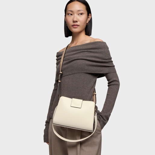 حقيبة واسعة صغيرة الحجم باللون الرملي من تشكيلة TOUS Kaos Icon