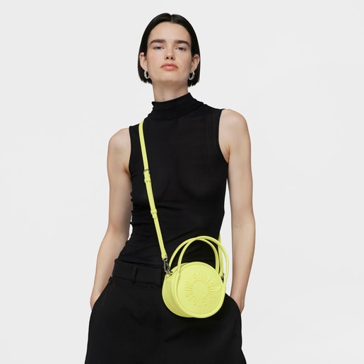 حقيبة ميني بحزام يلتف حول الجسم باللون الأخضر الليموني من تشكيلة TOUS Miranda Soft