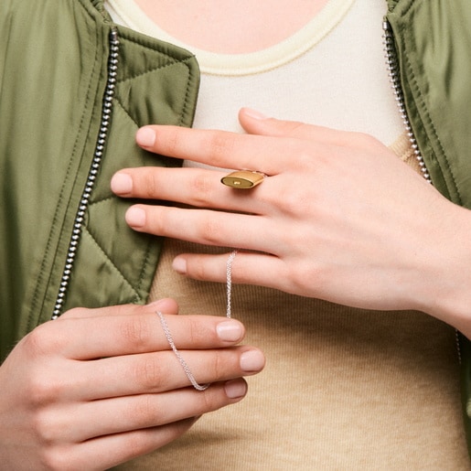 عِقد على شكل دبدوب مُرصّع بحلية على شكل قفل بدَرجتَي لون مقاس 23 مم من تشكيلة TOUS Unlock