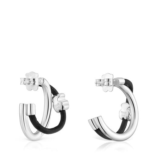 スターリングシルバーとブラックラバーのベアモチーフをあしらったフープピアス TOUS Bold Motif。ピアスのサイズ：24mm。プッシュバック式。