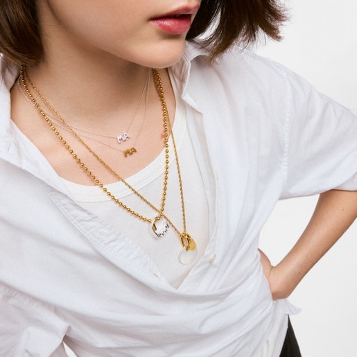 عِقد مزدوج بدرجتَي لون مُرصّع بحليات من تشكيلة TOUS Mama