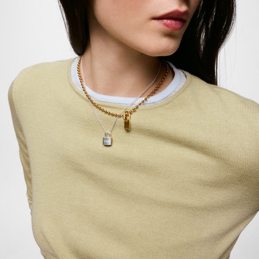 مجموعة من عِقدَين بحلية على شكل قفل بدرجتَي لون من تشكيلة TOUS Unlock