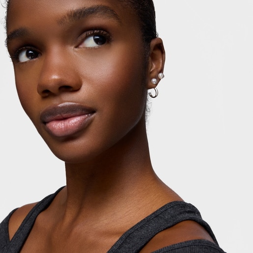 أقراط طوقية من الفضة واللؤلؤ المستنبت في المياه العذبة من تشكيلة TOUS Icon Pearl