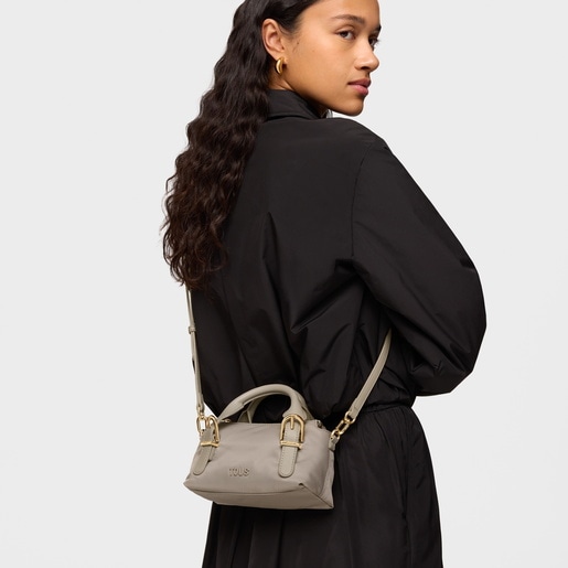 トープカラーのスモールボーリングバッグ TOUS Buckles Soft