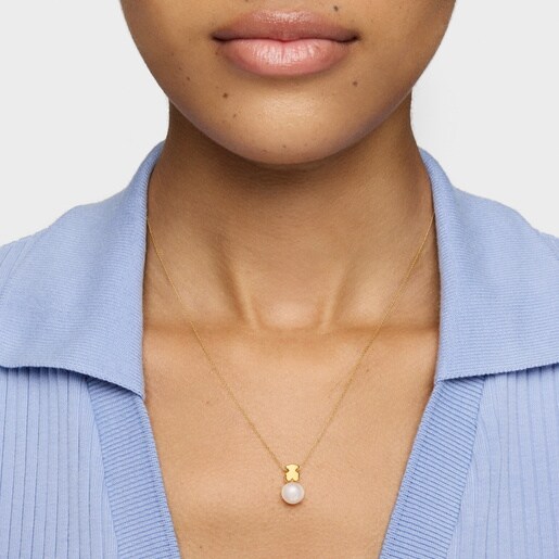 عِقد قصير من الذهب مقاس 7 مم مرصّع بلؤلؤ مستنبت ومزين بحلية على شكل دبدوب من تشكيلة Sweet Dolls