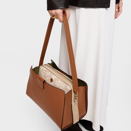 حقيبة واسعة متوسطة الحجم باللون الجملي من تشكيلة TOUS Kaos Icon