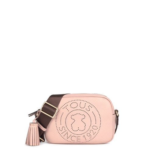 TOUS small crossbody bag from the Leissa collection in pale pink-colored  die-cut leather. Zipper closure. Adjustable crossbody strap. Flat interior  pocket. The crossbody bag includes a red decorative pendant. Handbag  measurement: 15.5 x 21 x 7 cm. |