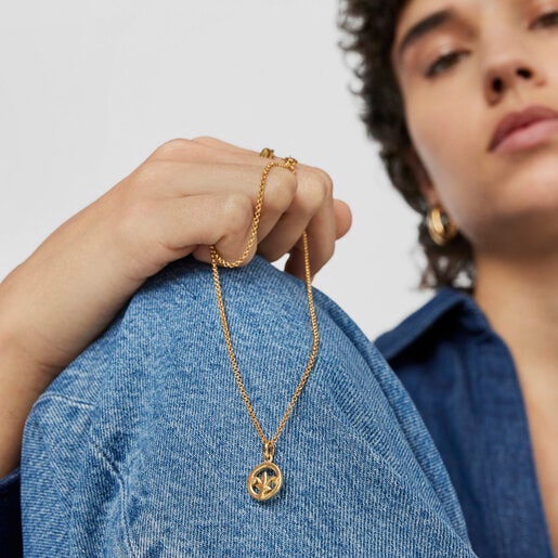 Medalla flor de lis con baño de oro 18 kt sobre plata Tamara Falcó X TOUS