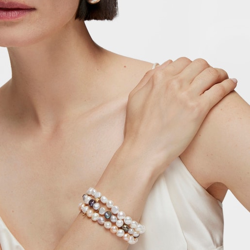 צמיד Sweet Dolls מזהב עם פנינים לבנות, אפורות וכחולות בצורת בארוק ומוטיב דובון