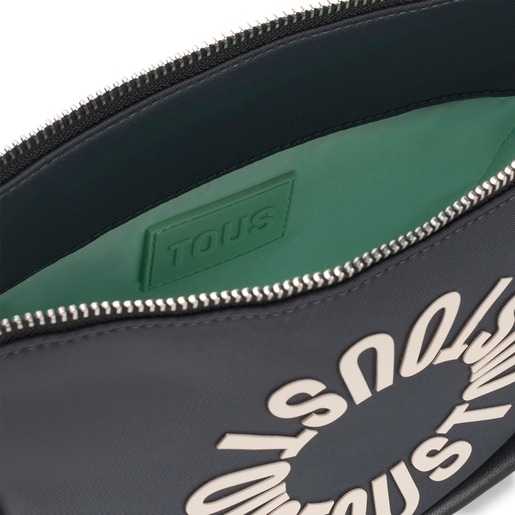 حقيبة متوسطة الحجم بحزام يلتف حول الجسم باللون الرمادي الداكن من تشكيلة TOUS Miranda Soft