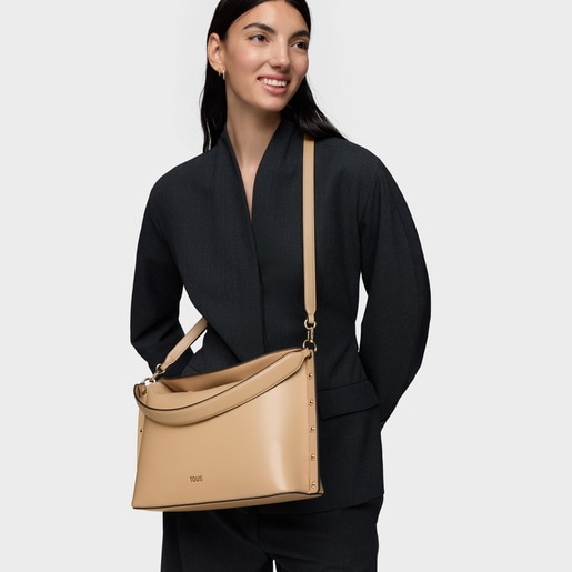 حقيبة واسعة باللون الرملي من تشكيلة TOUS Jewelry Studs