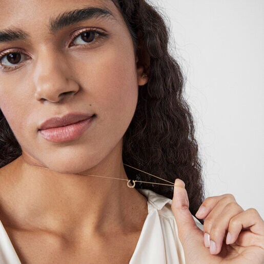 قلادة Good Vibes من TOUS بحدوة حصان من الذهب والماس